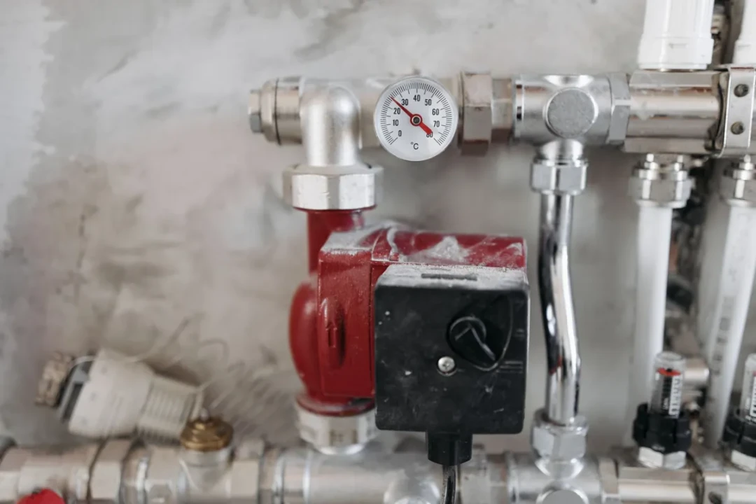 Chauffe-eau collectif en panne : qui paie quoi dans un immeuble